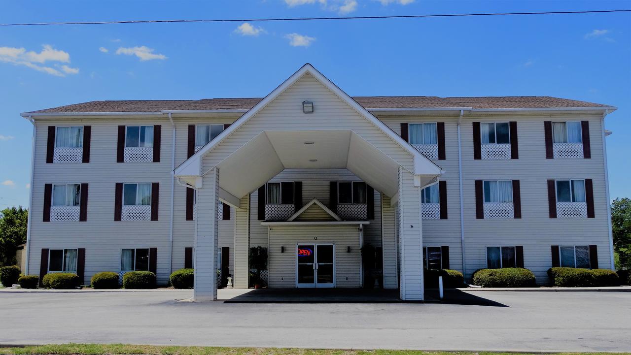 Oak Tree Inn & Suites Claxton Exterior photo