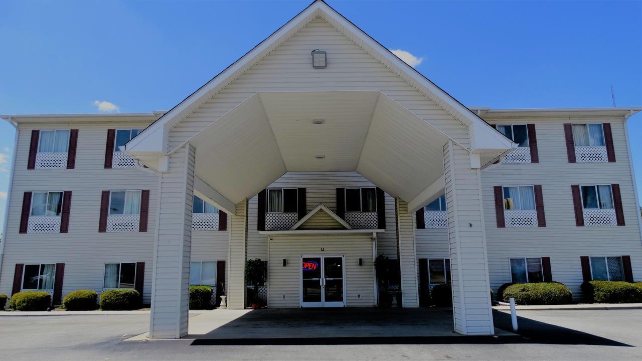 Oak Tree Inn & Suites Claxton Exterior photo